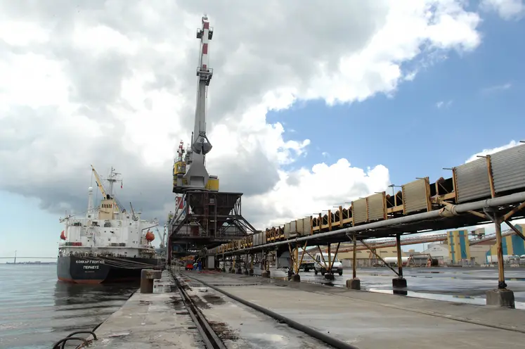 Bateau maritime d'importation de matières première agricole dans le port de Saint-Nazaire.