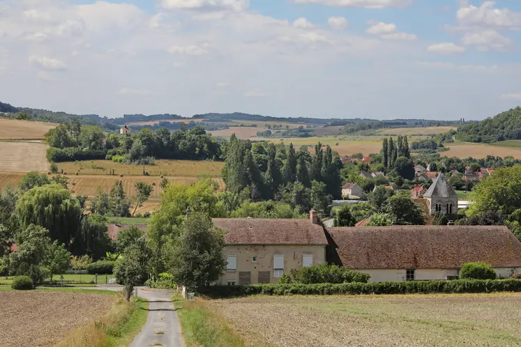Village de campagne, vue des parcelles agricoles et des villages de la campagne marnaise