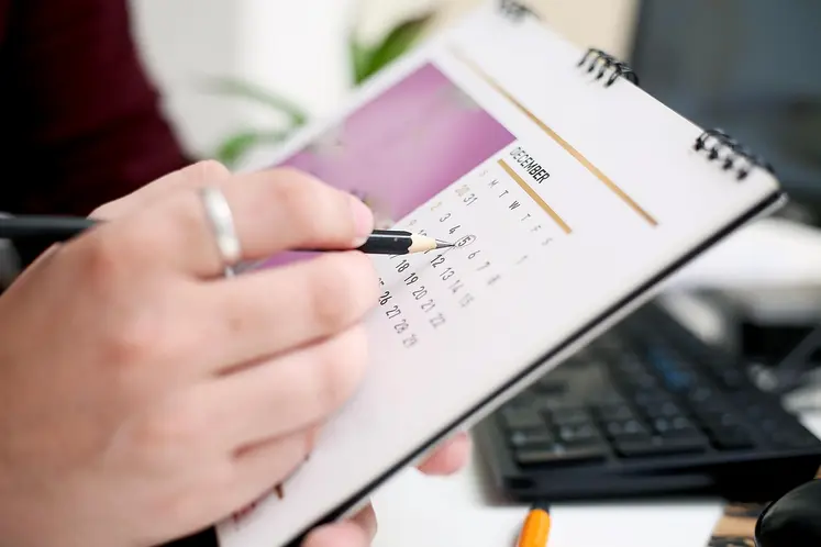 Une personne entoure la date d'un calendrier