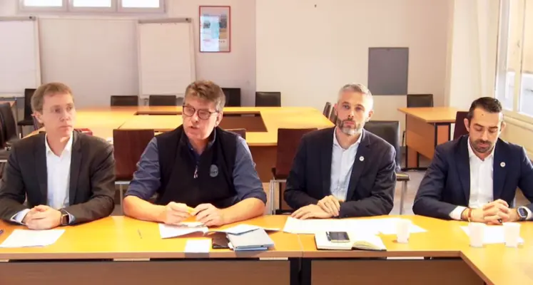 (De gauche à droite) Franck Sander, vice-président de la FNSEA, Hervé Lapie, secrétaire général, Quentin Le Guillous, secrétaire général des Jeunes agriculteurs et Maxime Buizard-Blondeau, vice-président, en conférence de presse le 16 décembre.  