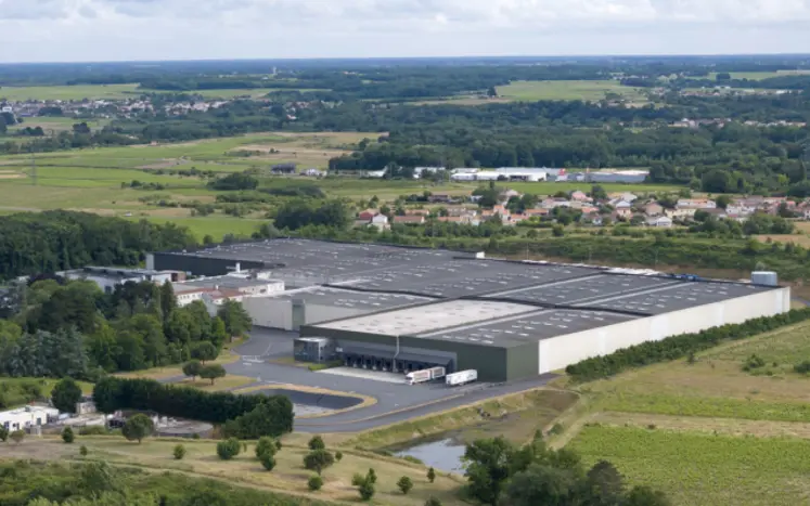 Vue aérienne de l'usine Castl-Vins de La Chapelle-Heulin en Loire-Atlantique