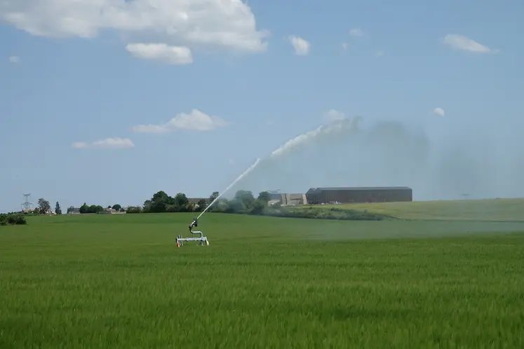 Irrigation avec un canon d’orge à la mi-mai au printemps dans le sud de l’Essonne.