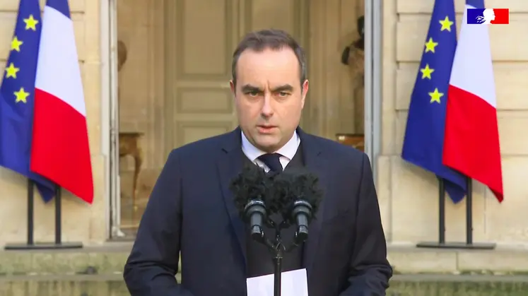 Sébastien Lecornu devant le perron de Matignon.
