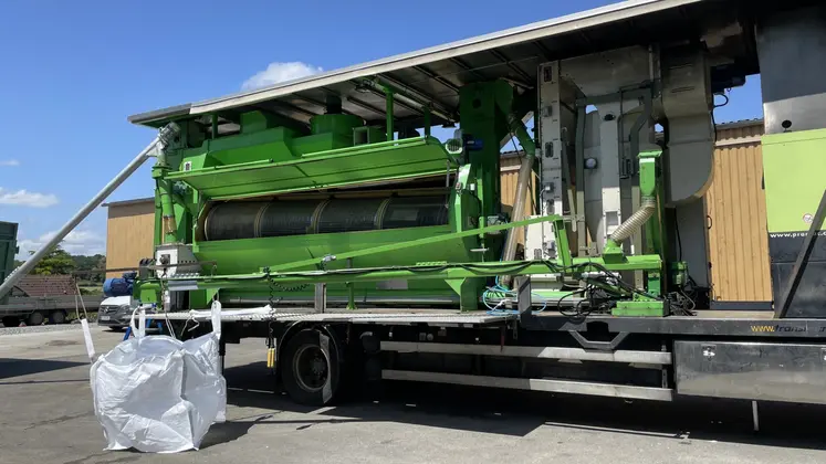 Machine de prestation de tri et de traitement de semences à la ferme. 