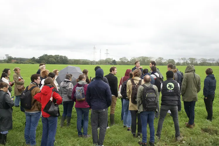Un groupe de personnes discute dans un champ