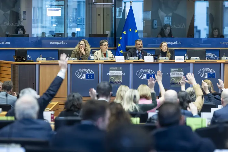 Les eurodéputés de la commission de l’Environnement votant à main levée le 28 janvier à Bruxelles.