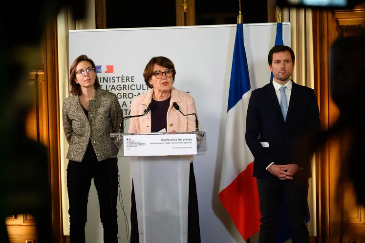 Annie Genevard, le 9 janvier au soir, avec Amélie de Montchalin, ministre de l’Action et des Comptes publics et Mathieu Lefèvre, ministre délégué auprès de la ministre de la Transition écologique.
