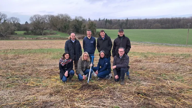 Les intervenants pose dans un champ lors de la journée de lancement de la coalition Covalo Ouest portée par la coopérative Terrena. 