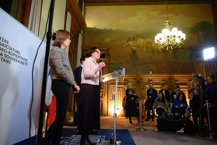 Annie Genevard et Amélie de Montchalin devant la presse agricole.