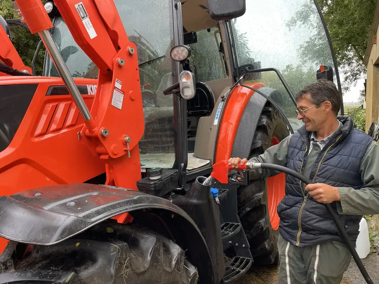 Agriculteur remplissant le réservoir de son tracteur de GNR.