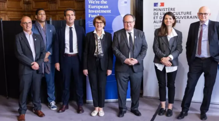 groupe de personnes posant pour la photo