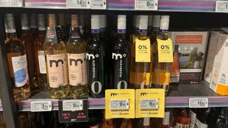 Vins désalcoolisés en rayon d'un supermarché