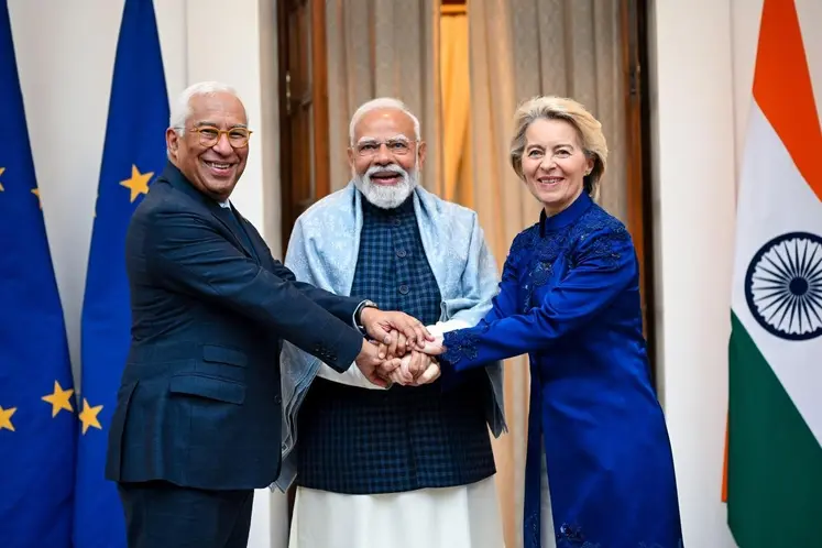 Le président du Conseil européen António Costa, le Premier ministre de l’Inde Narendra Modi et la présidente de la Commission européenne Ursula von der Leyen mains dans les mains à New Delhi devant des drapeaux de l'Union européenne et de l'Inde.   