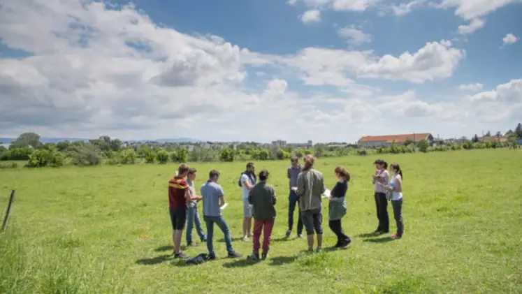 élèves dans un pré avec leur formateur