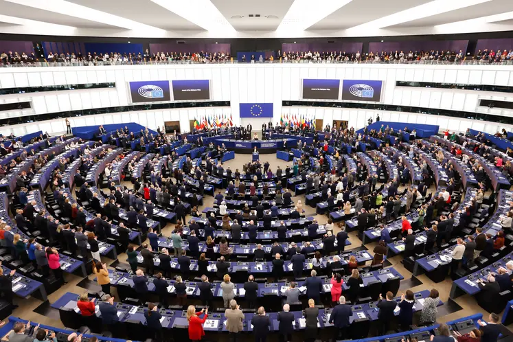 L'hémicycle du Parlement européen vu de haut avec ses eurodéputés lors d'une plénière en décembre 2025. 
