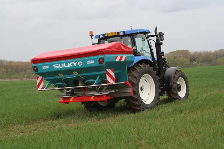 Epandeur d’engrais dans un champ