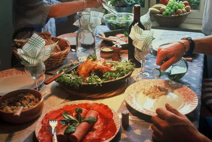 table avec différents plats