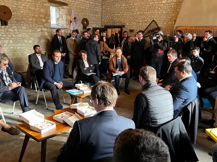 Sébastien Lecornu et Annie Genevard devant des représentants des Jeunes agriculteurs le 30 janvier à Baigneaux en Eure-et-Loir.