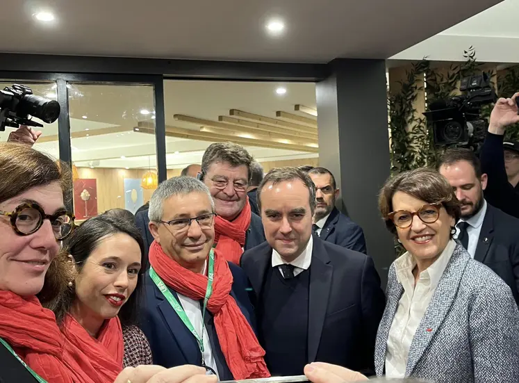 Sébastien Lecornu et Annie Genevard avec une délégation d'agriculteurs de l'Aisne sur le salon de l'Agriculture.