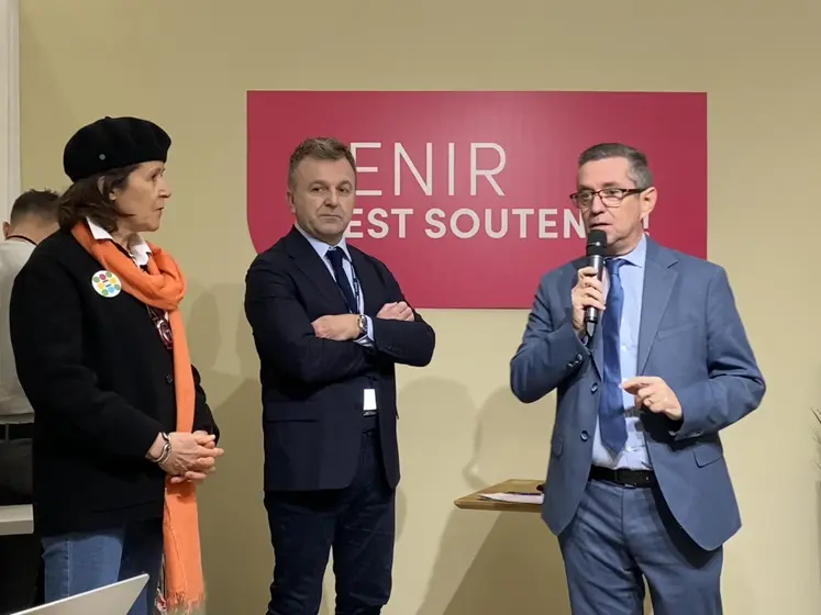 Valérie Le Roy, directrice du SIA, Arnaud Lemoine directeur du Ceneca, et Jérôme Despey, président du SIA, ce 25 février au salon de l'agriculture.