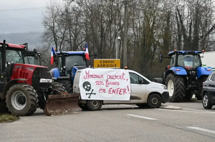 barrage de tracteurs sur une route