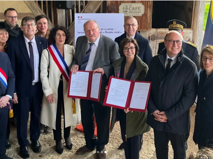 Un groupe de personnes posant pour la photo 