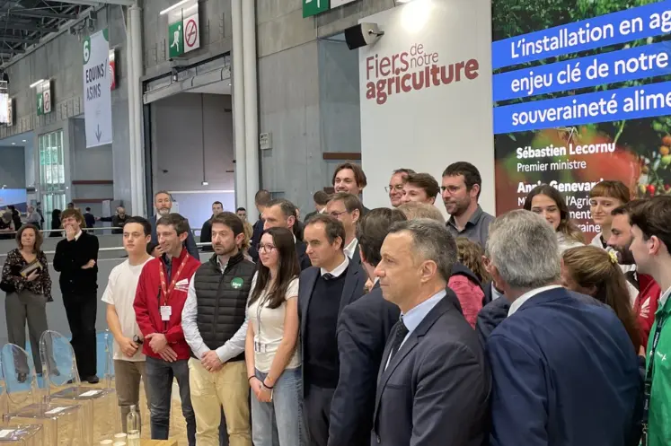 Le Premier ministre Sébastien Lecornu et les intervenants de la table ronde sur l’installation des agriculteurs, organisée ce jeudi 26 février au salon de l’agriculture à Paris. 