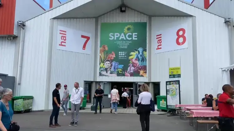 Entrée des Halls 7 et 8 du Space à Rennes en septembre 2023 