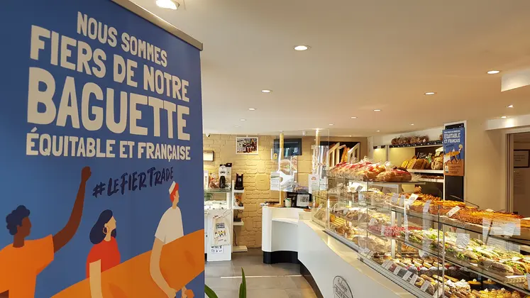 intérieur d'une boulangerie avec à l'entrée un panneau agri-éthique