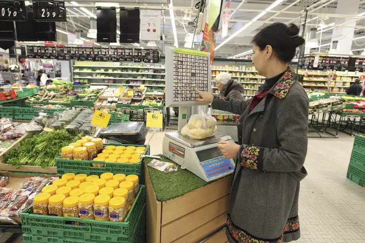 Rayon de fruits et légumes dans un supermarché