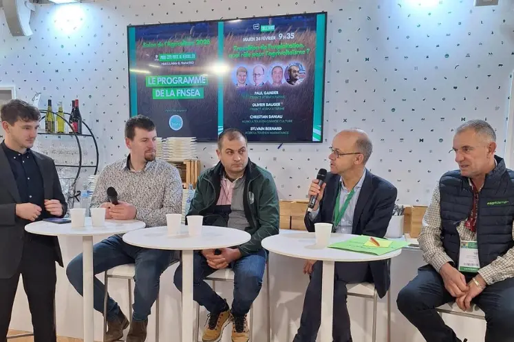 Quatre intervenant lors d'une conférence sur le stand de la FNSEA au salon de l'agriculture sur l'agrivoltaïsme