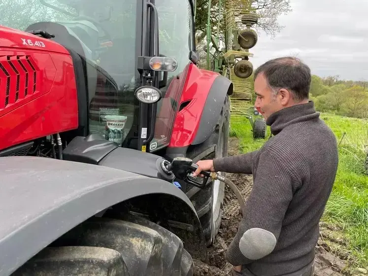 Agriculteur remplissant le réservoir de son tracteur de GNR  