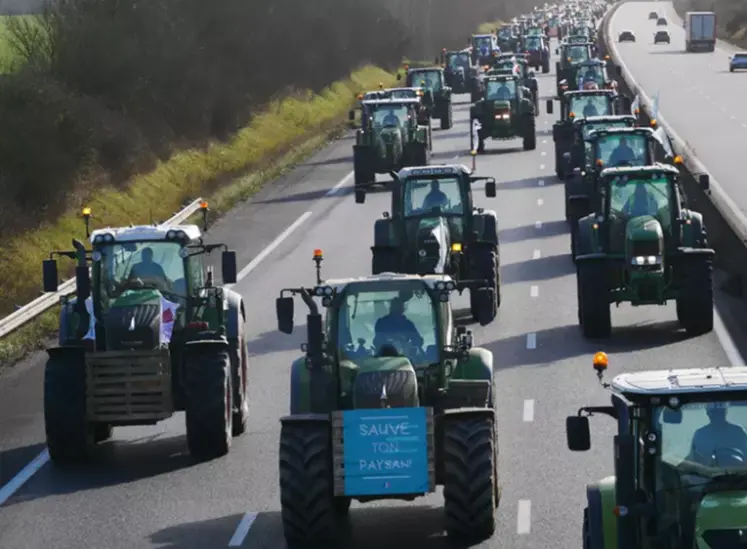 Convoi de tracteurs sur l'A10 à proximité d'Allainville (78) en direction de Paris pour manifester le 26 janvier 2024 à l'appel de la FNSEA et JA Ile-de-France.