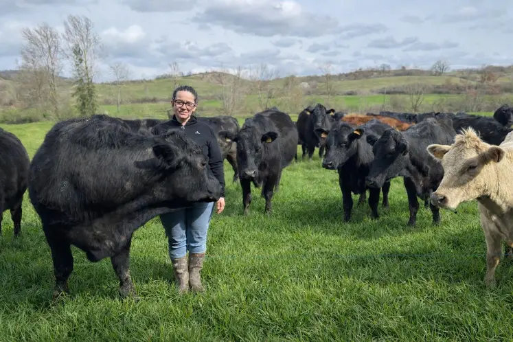 L'éleveuse Mathilde Deramond dans une prairie de son exploitation en Ariège avec ses bovins allaitants, des Limousins et des Angus