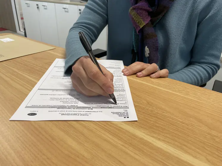 Personne remplissant un formulaire Cerfa pour l’embauche d’un salarié 