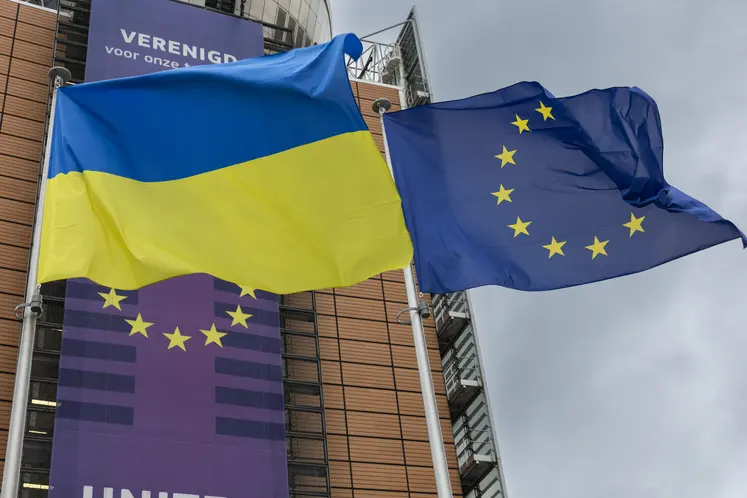 Drapeaux de l'Ukraine et de l'Union européenne devant le bâtiment de la Commission européenne à Bruxelles. 