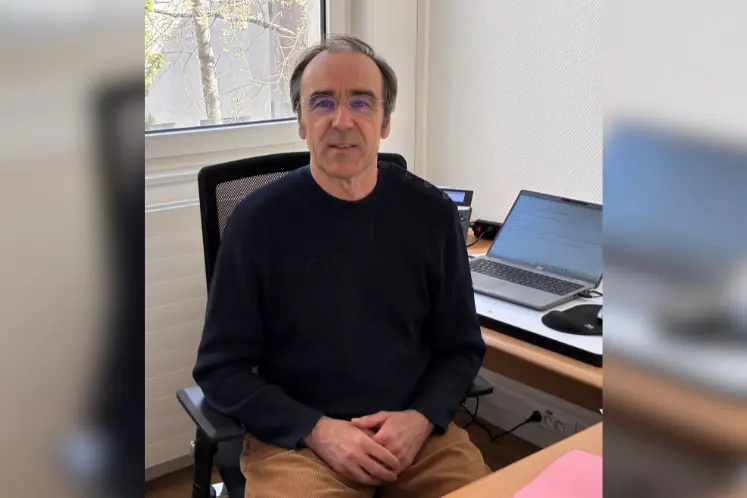 Thibault Sterckeman, chercheur à l’Inrae et à l’Université de Lorraine, assis à son bureau.  