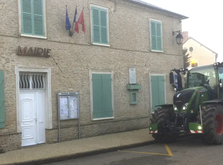 Tracteur devant la mairie de Vaux-sur-Eure