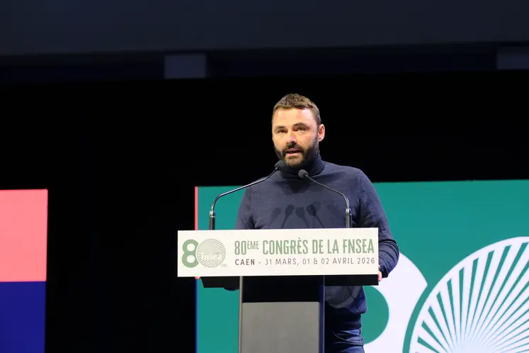 Pierrick Horel, président des Jeunes agriculteurs, en tribune au congrès de la FNSEA à Caen.