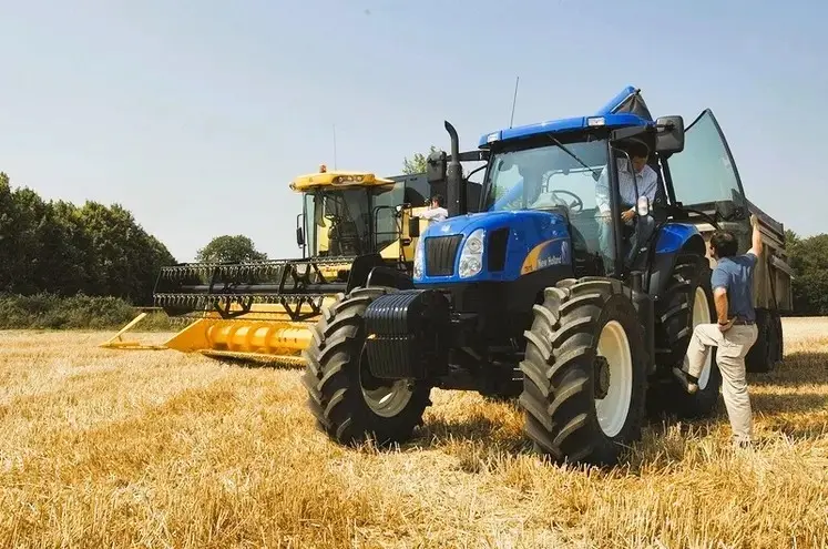 Chantier agricole avec une moissonneuse batteuse et un tracteur