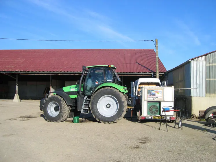 Contrôle d'un tracteur dans une cour de ferme. 