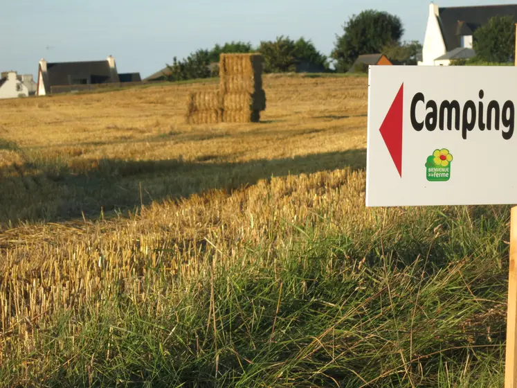 Pancarte camping Bienvenue à la ferme dans un champ