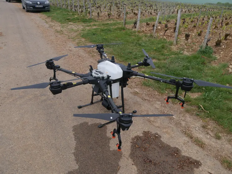 drone posé sur la route en bordure de champ