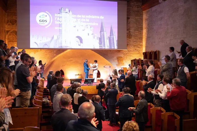 Annie Genevard reçoit un bouquet de fleurs le 24 avril au congrès de GDS France