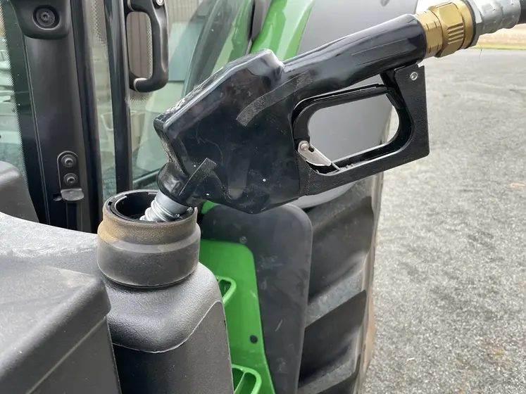  Pistolet à GNR dans le réservoir d’un tracteur  