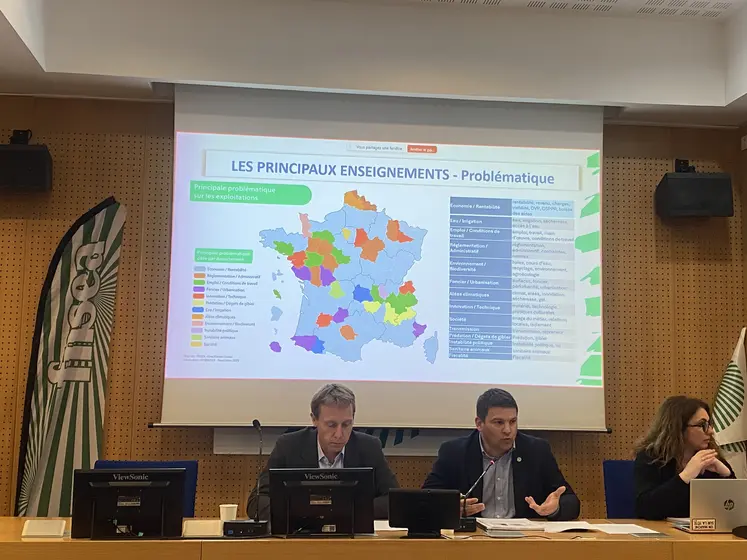 Franck Sander et Yohann Barbe, corapporteurs du rapport d'orientation de la FNSEA, le 15 avril dans les locaux de la FNSEA.