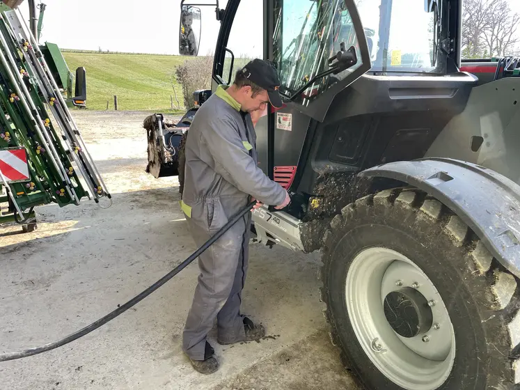 Agriculteur remplissant le réservoir de son tracteur de GNR