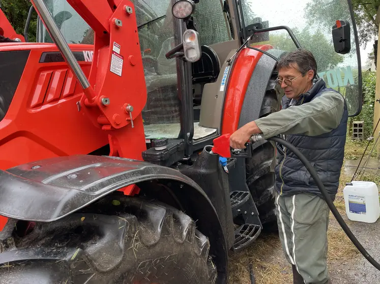 Agriculteur remplissant de GNR le réservoir de son tracteur  