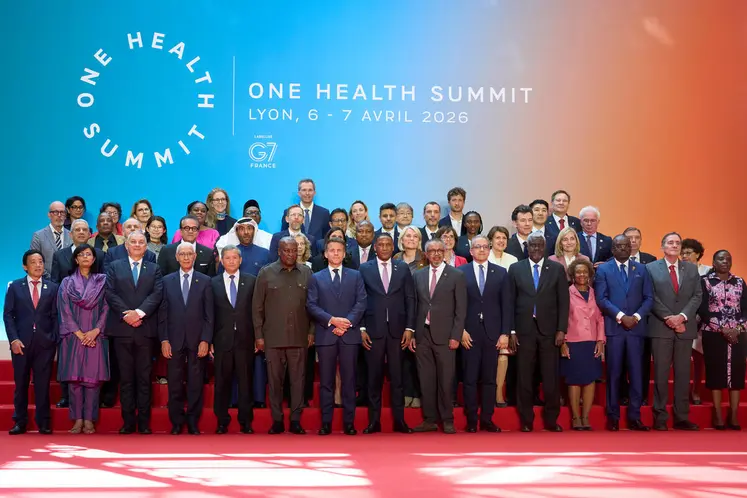 Le Président de la République Emmanuel Macron le 7 avril lors du sommet « One Health » à Lyon, entourés de tous les représentants des autres pays présents sur place. 