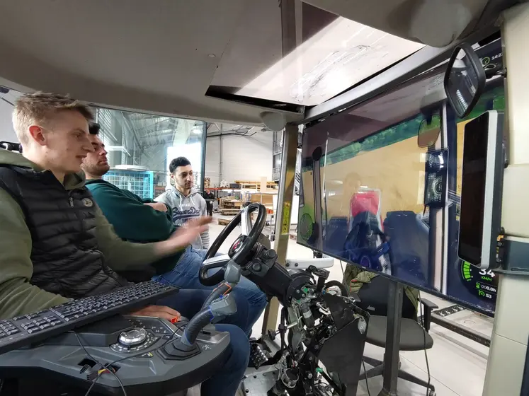 Un étudiant d’UniLasalle utilise le simulateur de conduite en cabine du jeu vidéo Farming Simulator développé avec AgriLab. 